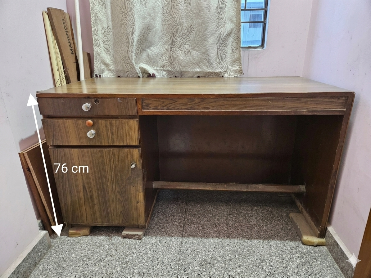 Study office destop table available for sale