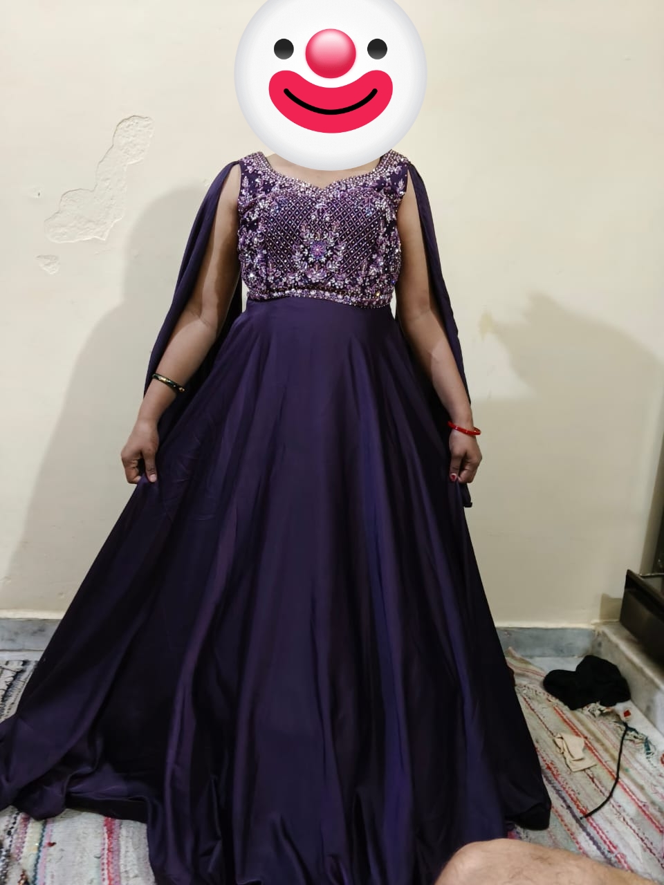 मेरी पार्टी वियर ड्रेस गाउन है जिसको मैं सेल करना चाहती हूं न्यू ड्रेस available for sale