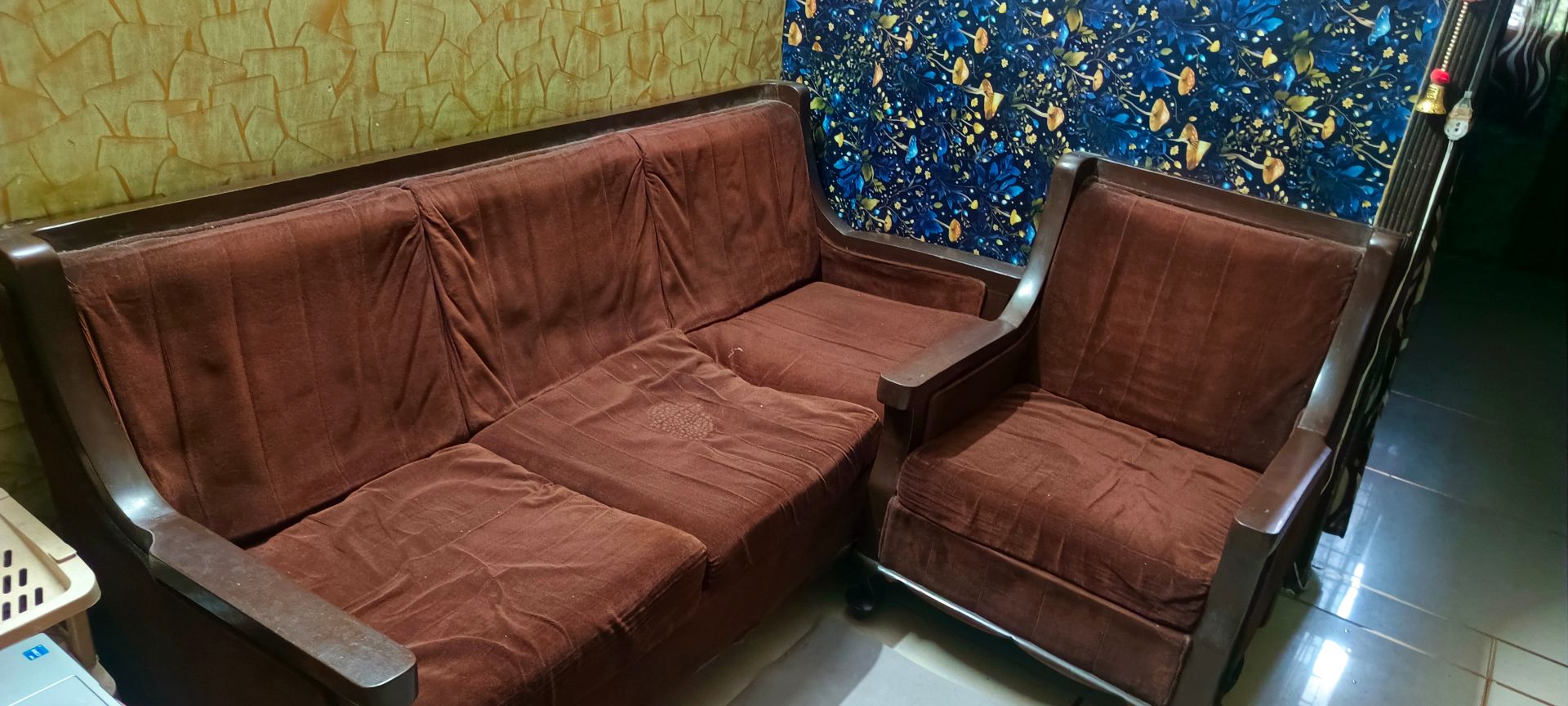 5 Seater Wooden Sofa set in Excellent Condition available for sale