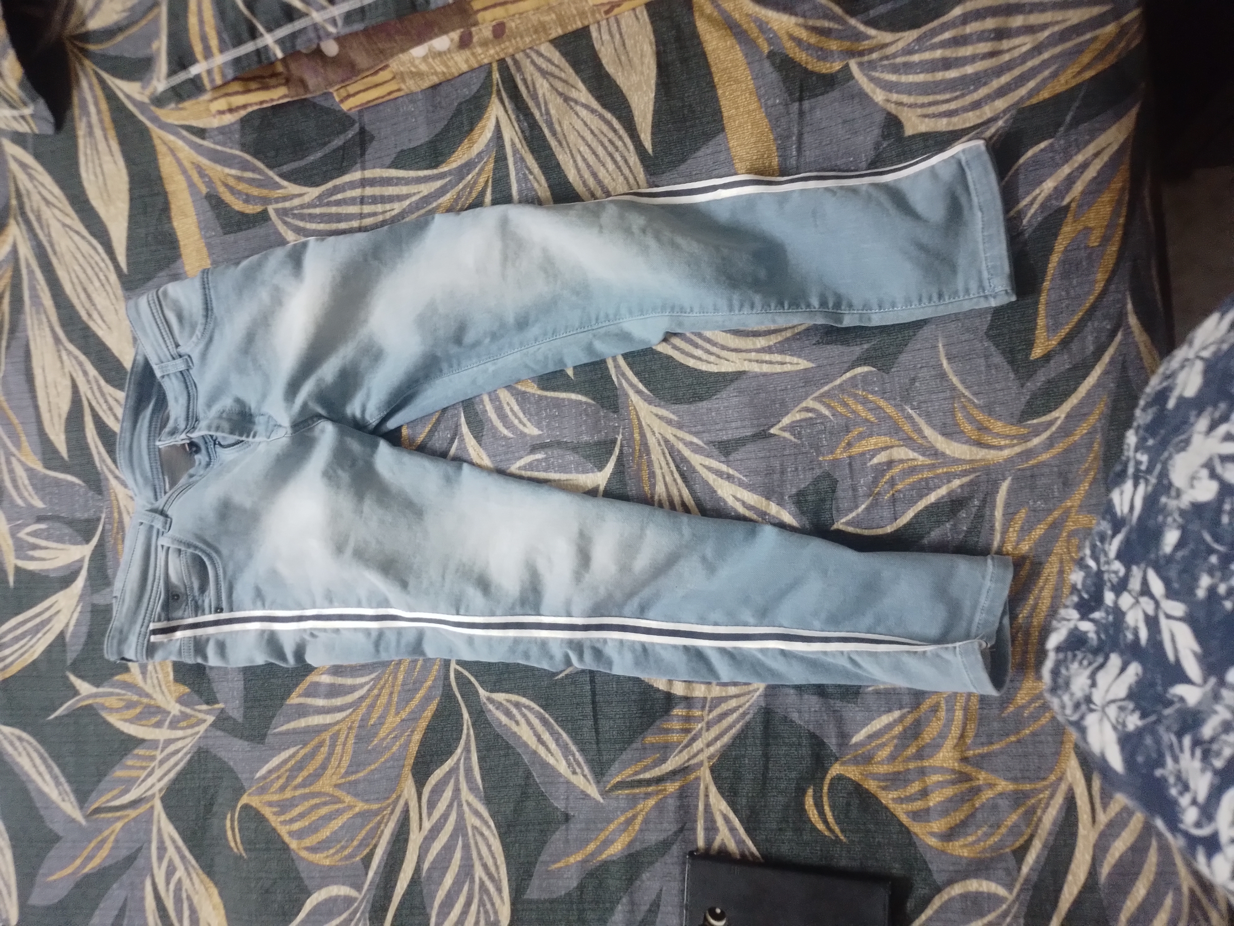 Jeans sale kar  available for sale