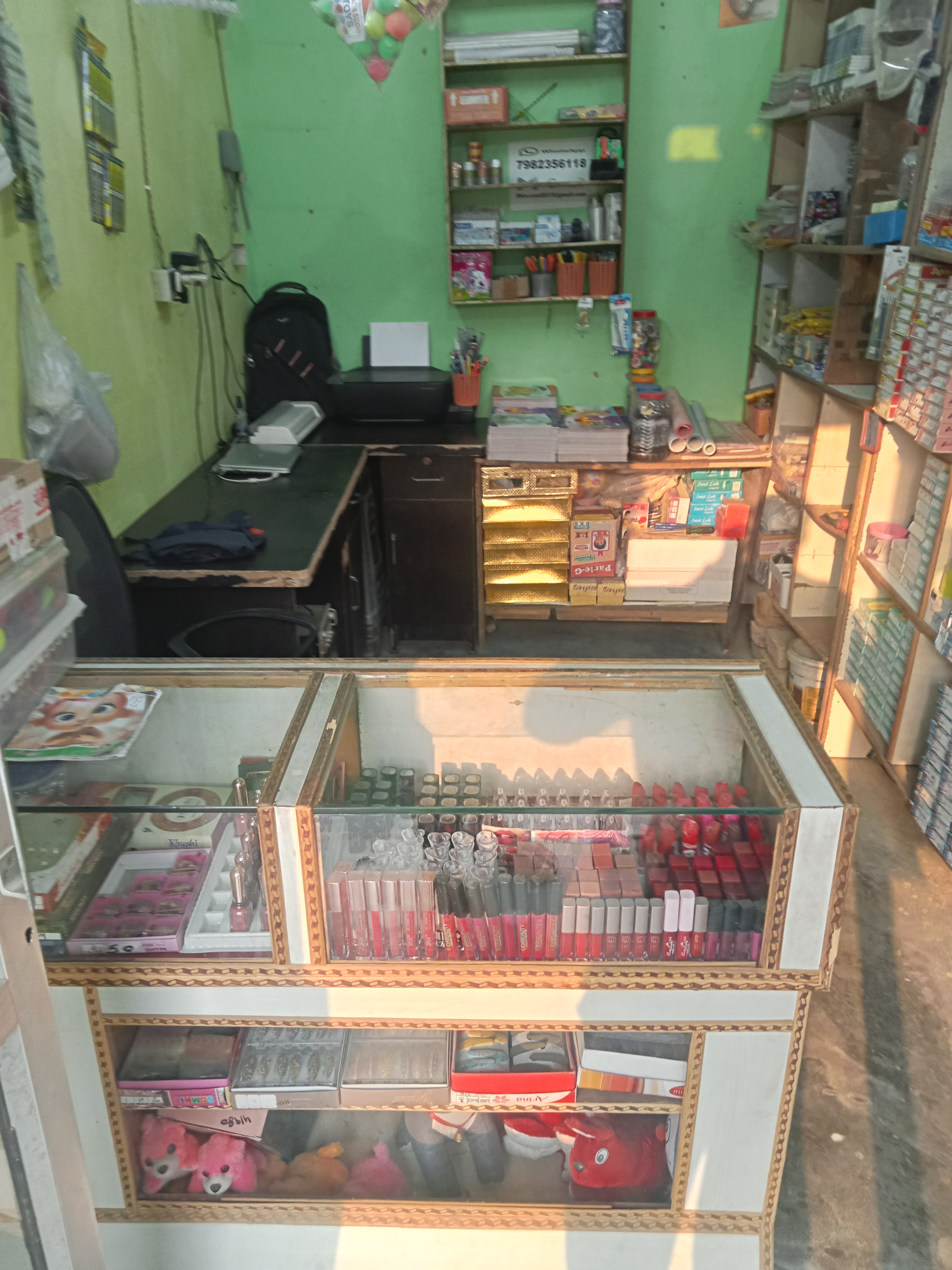 Main apni shop ka saman bech raha hun