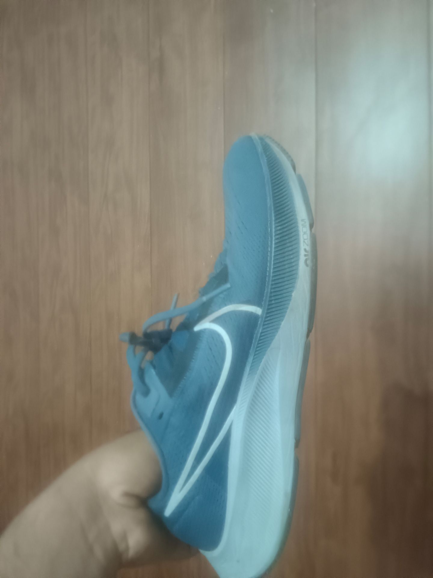 Nike ke shoes hai new h sports shoes hai blue colour me available for sale