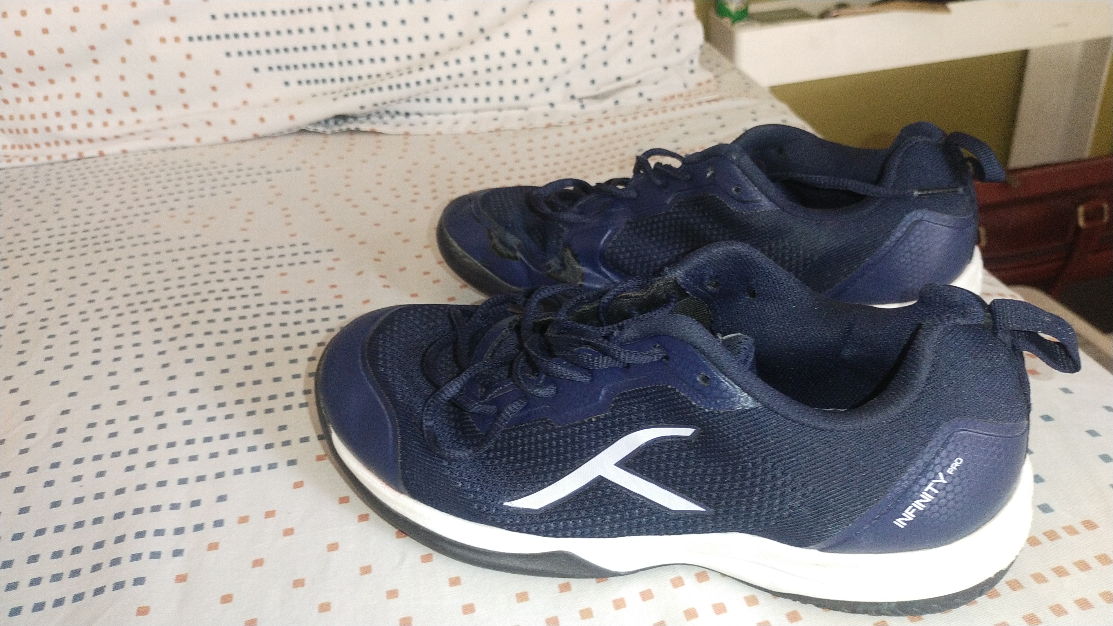 I'm selling badminton non marking shoes available for sale
