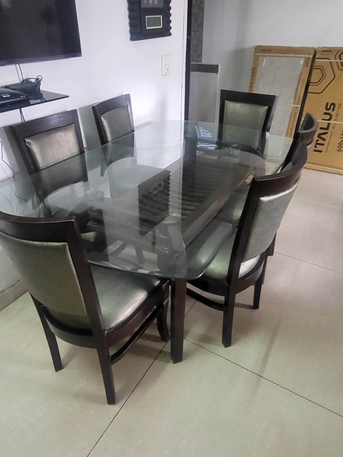 6 seater Dining set available for sale