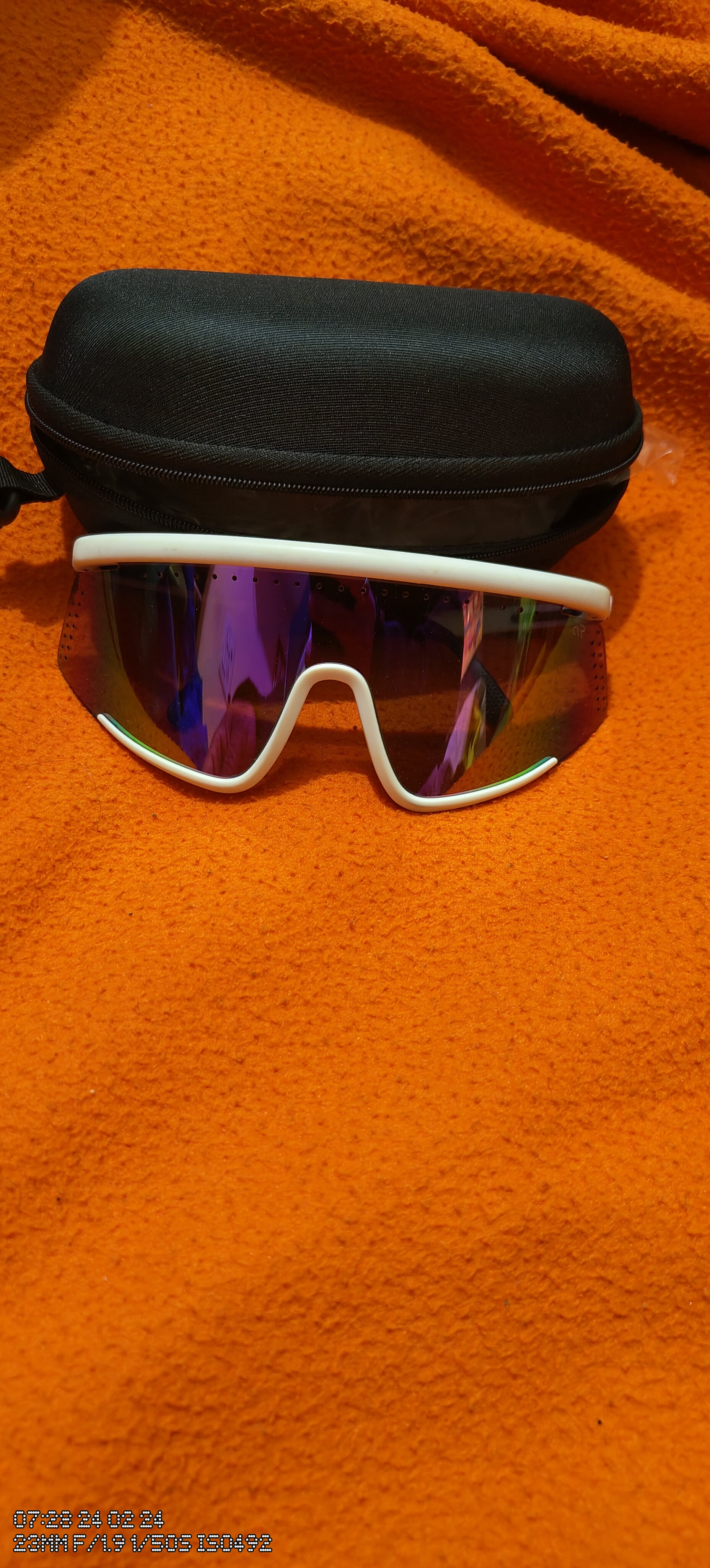 Cricket bats 5, sunglasses 5, batting pads