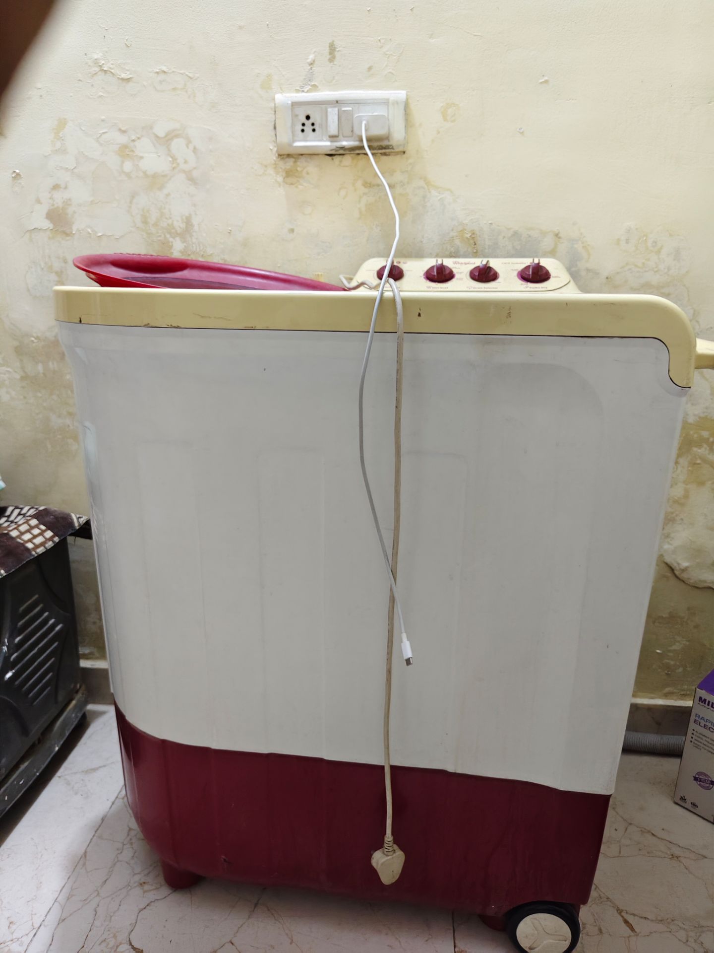 Whirlpol Washing Machine available for sale
