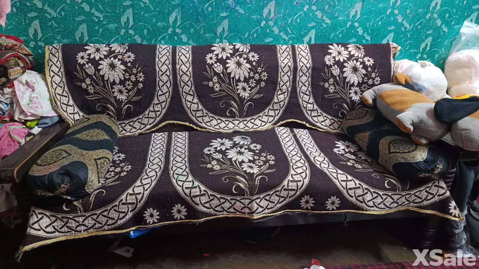 Sofa and table in good condition in Karol bagh