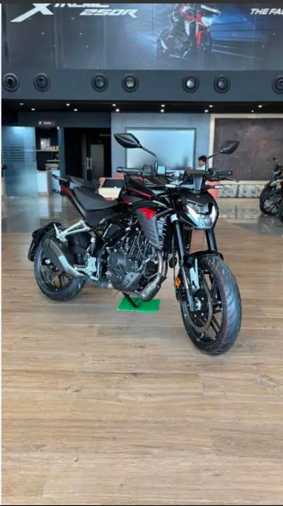 Extreme 250R good condition model 2025 only 8600km chali hui hai