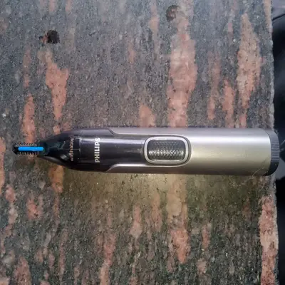 Philips trimmer with nose cap 